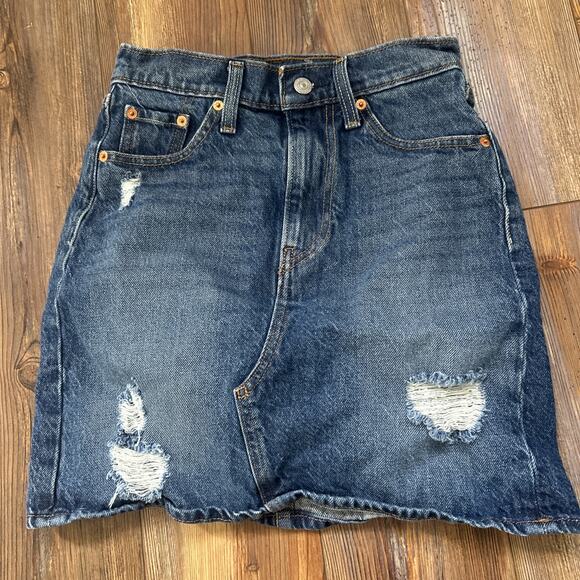 Levi's Women's Iconic High Rise Denim Mini Skirt Dark Wash Size 25” - Picture 1 of 7